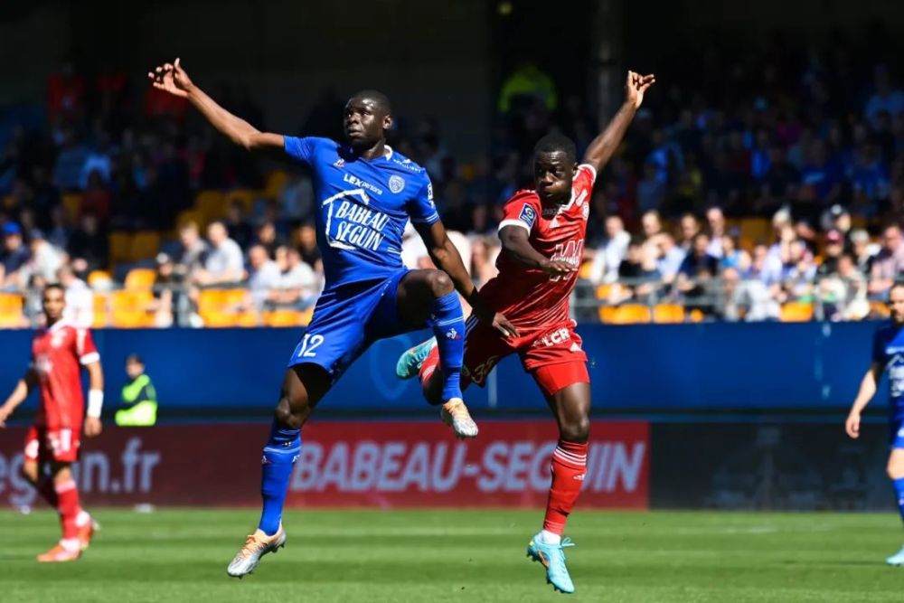  斯特拉斯堡，主场战平朗斯终结对手连胜势头  